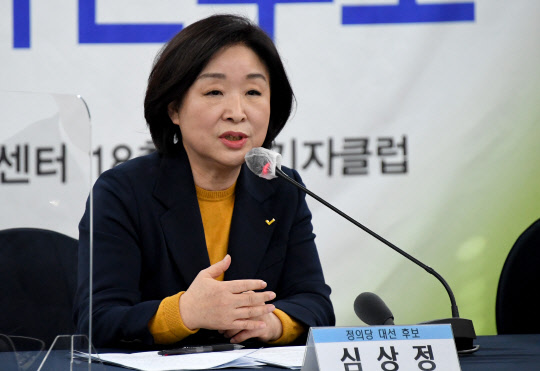 심상정 정의당 심상정 대선 후보가 지난 12일 오후 서울 중구 한국프레스센터에서 열린 한국기자협회 초청 토론회에서 패널들의 질문에 답하고 있다. <연합뉴스>)